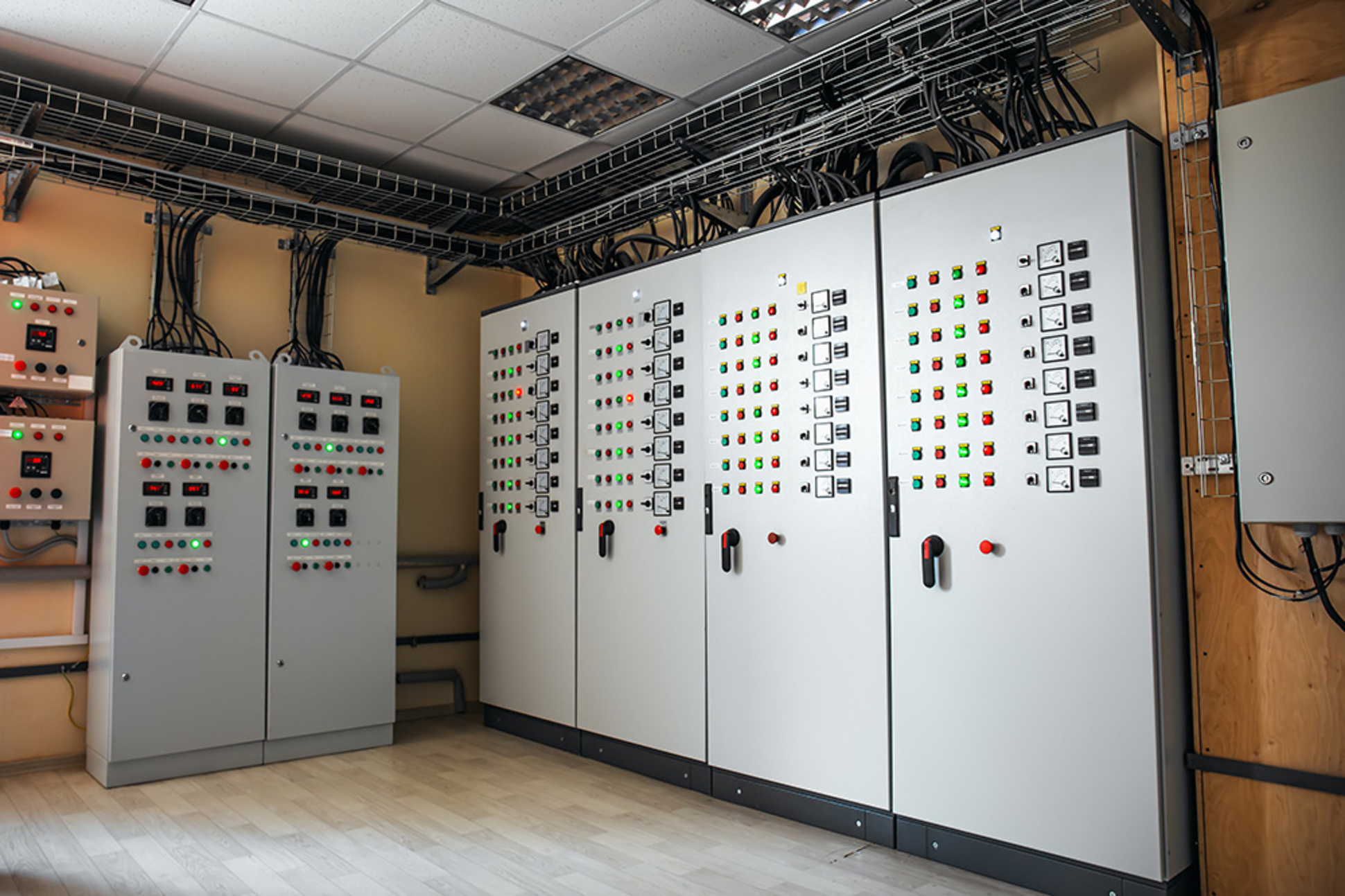 Schalt­anlagen­bau bei Zenrise GmbH in Pfungstadt
